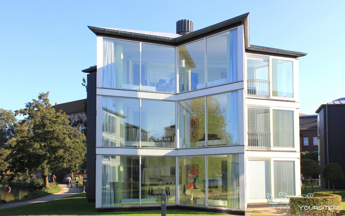 Двухэтажный дом стеклянный