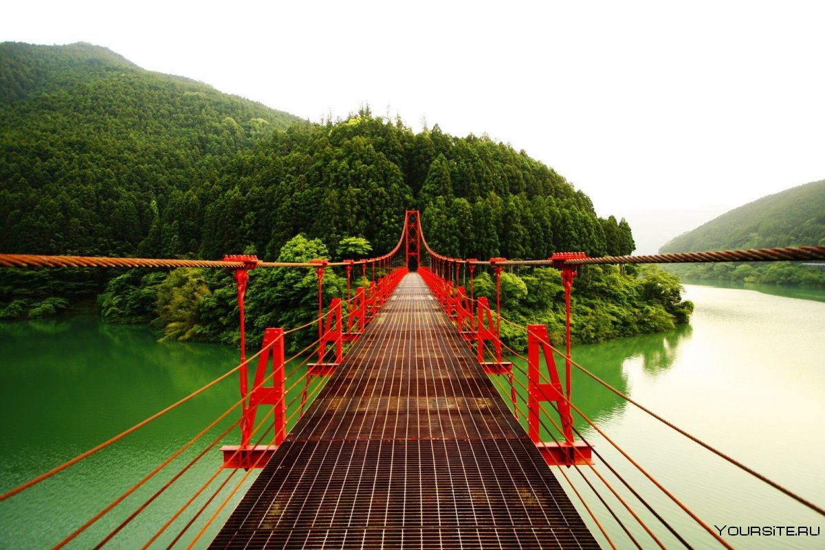 Красный мост в Японии