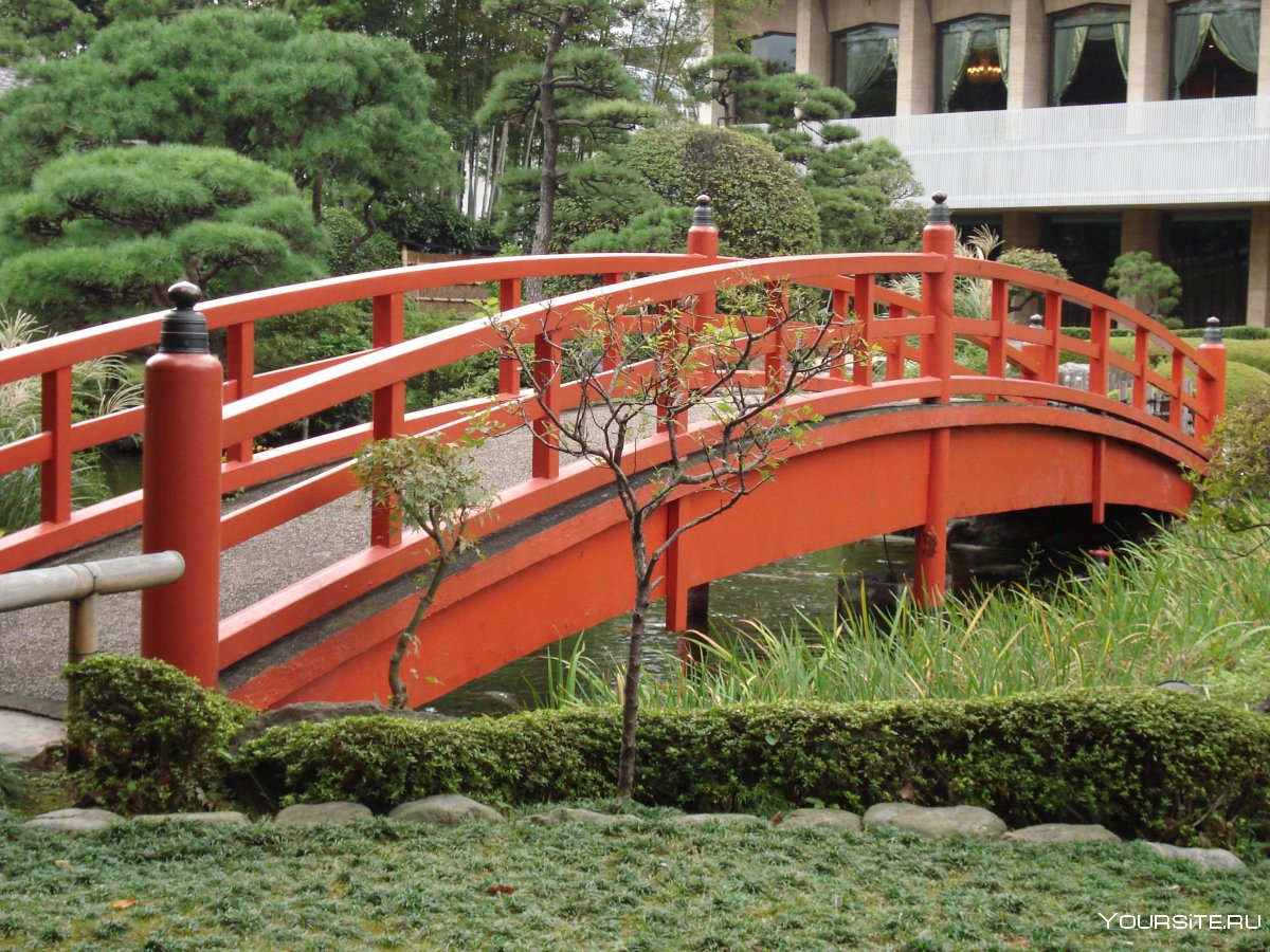 Пешеходный парковый мостик в Японии