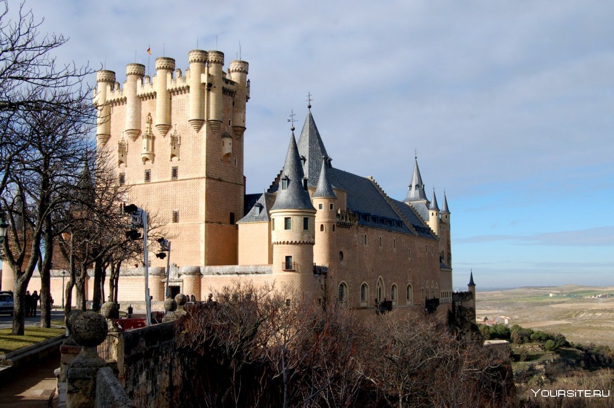 Средневековый замок Алькасар Испания