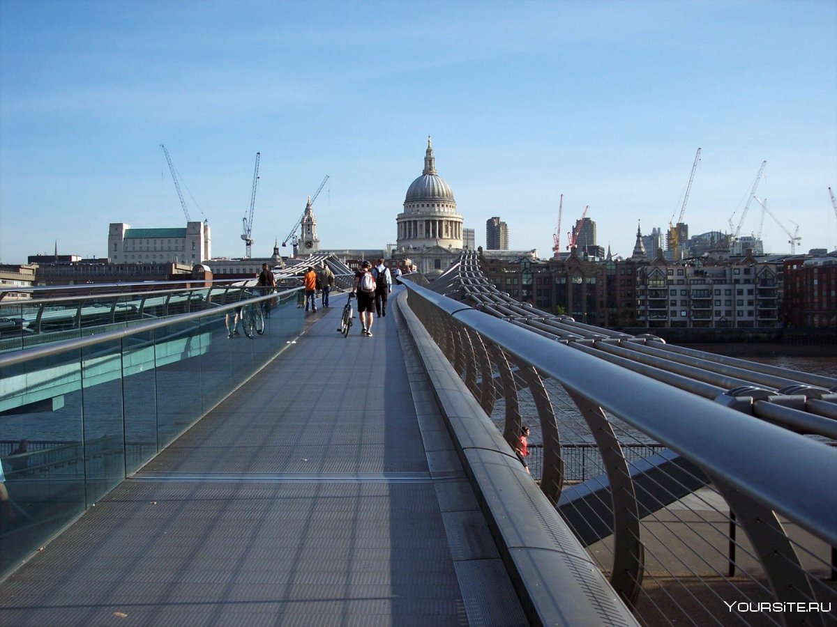 Пешеходный мост в Лондоне