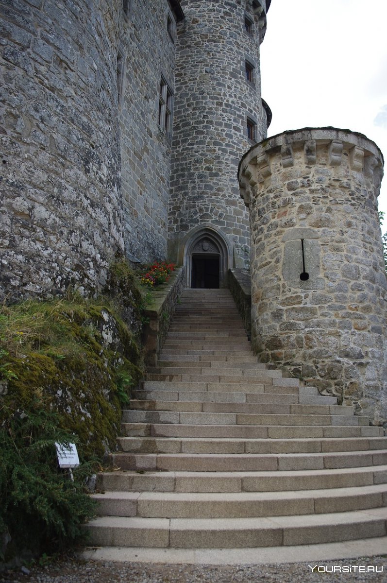 Каменная лестница в замке