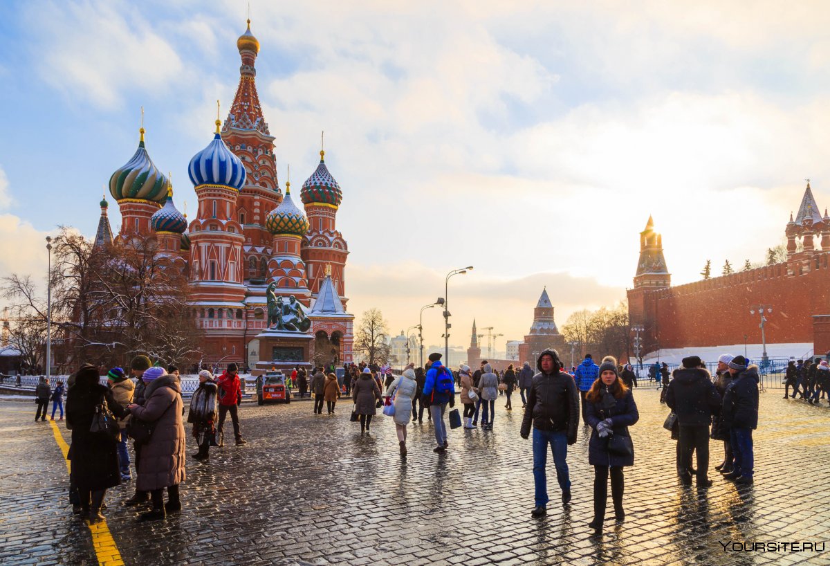 Москва туристов в год. Площадь Москвы. Москва красная площадь туристы. Москва красная площадь люди.