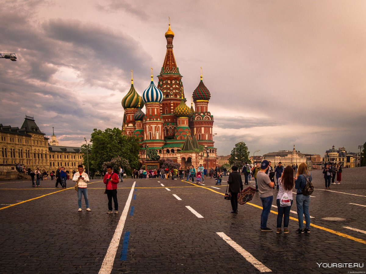 Достопримечательности России с туристами