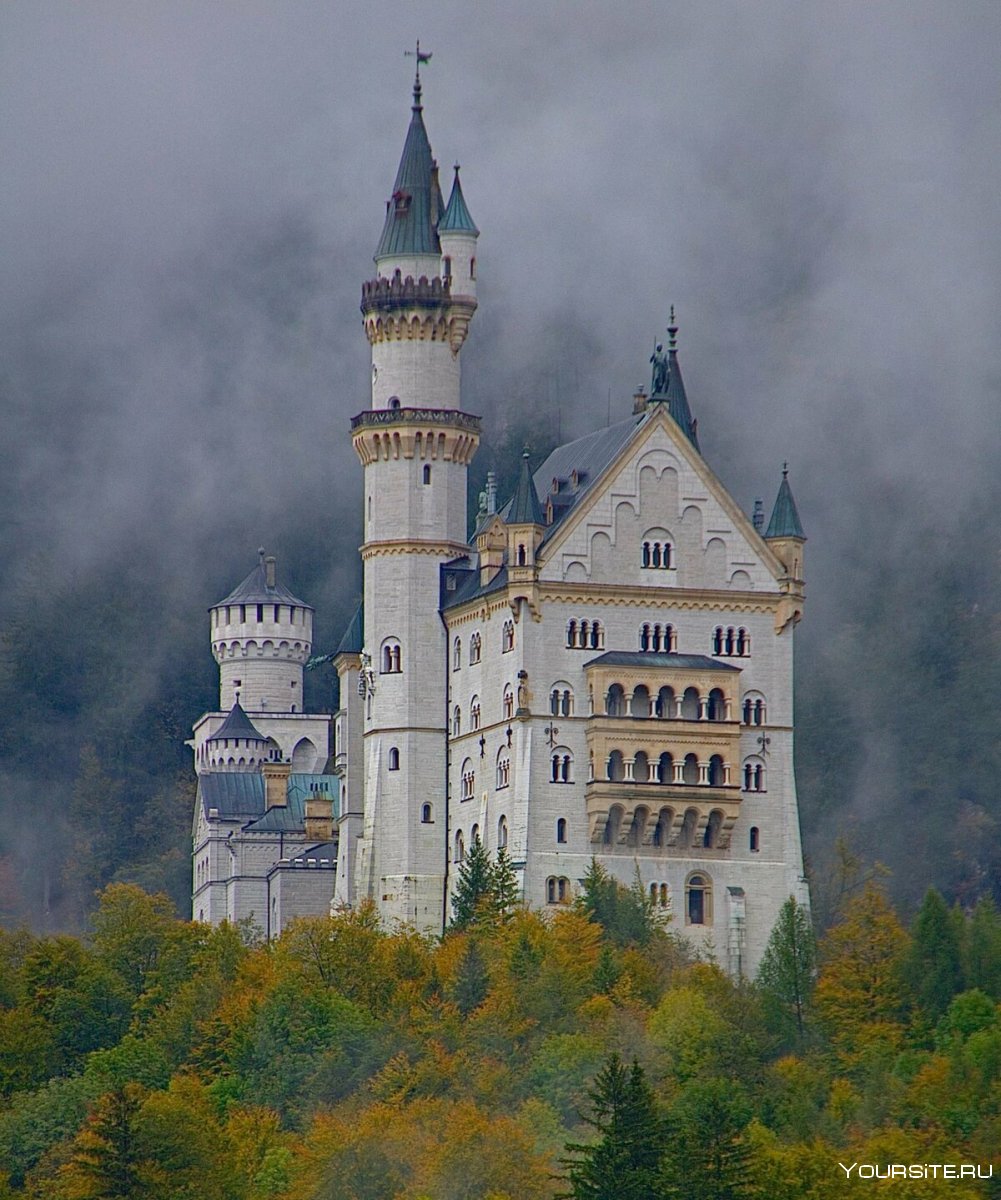 Германии замок Нойшванштайн (Баварские Альпы)