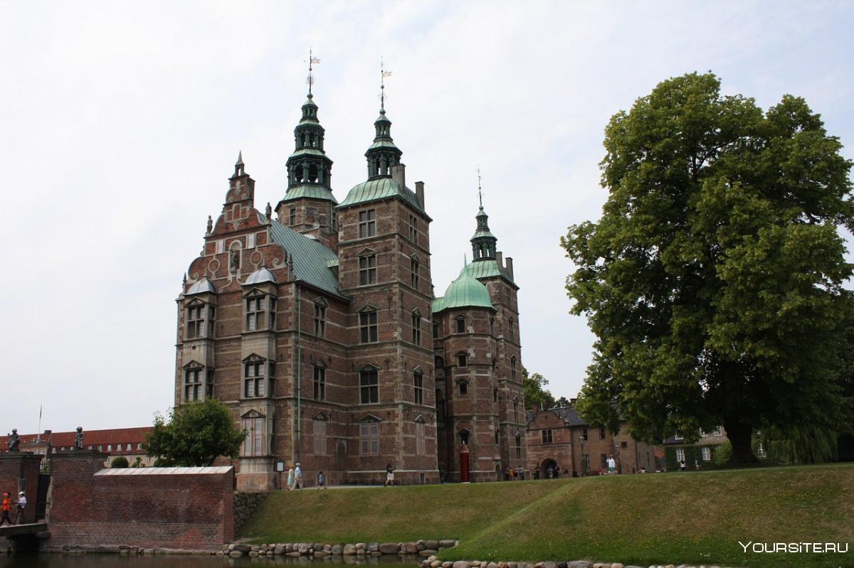 Замок Розенборг памятник