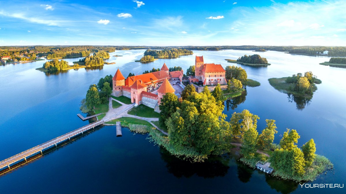 Тракайский замок в Латвии