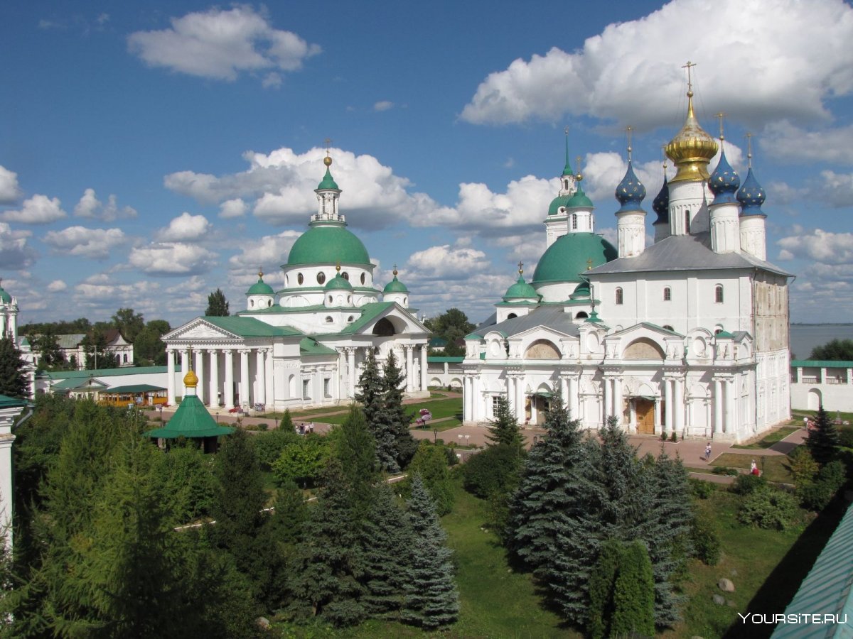 Монастырь в Ростове Великом на озере Неро