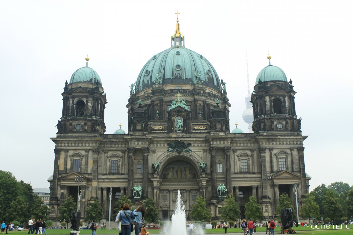 Собор в Берлине с зеленым куполом