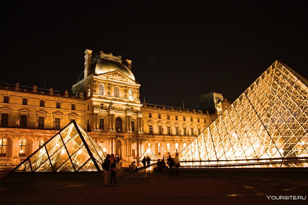 Музей Лувр архитектурный ансамбль в Париже