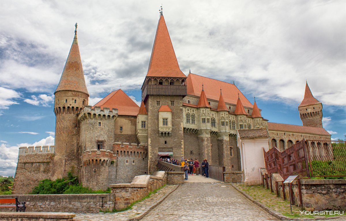 Замок Корвинов, Румыния (XIV век)