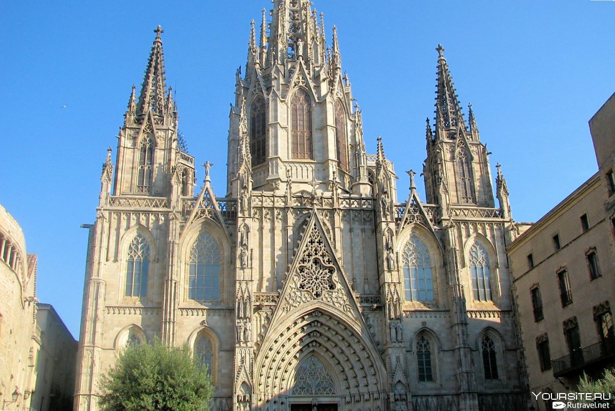 Готический собор Святой Евлалии в Испании снаружи