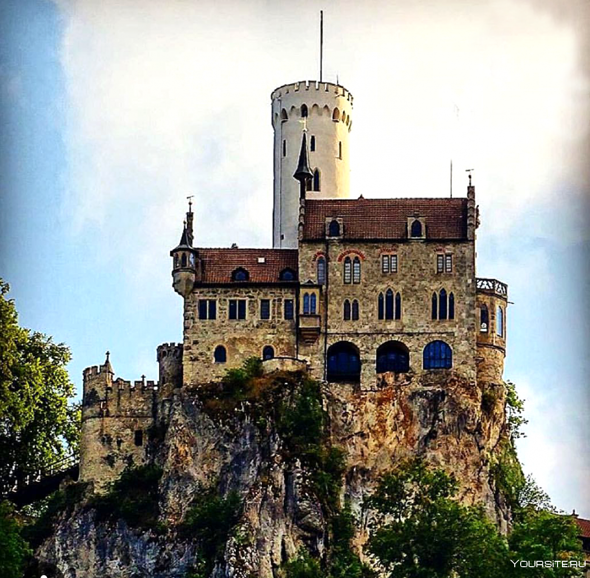 Замок лихтенштейн. Замок Хонау Лихтенштейн. Лихтенштайн (замок в Германии). Лилианштайн замок в Германии. Замок Лихтенштайн в Баден-Вюртемберге.