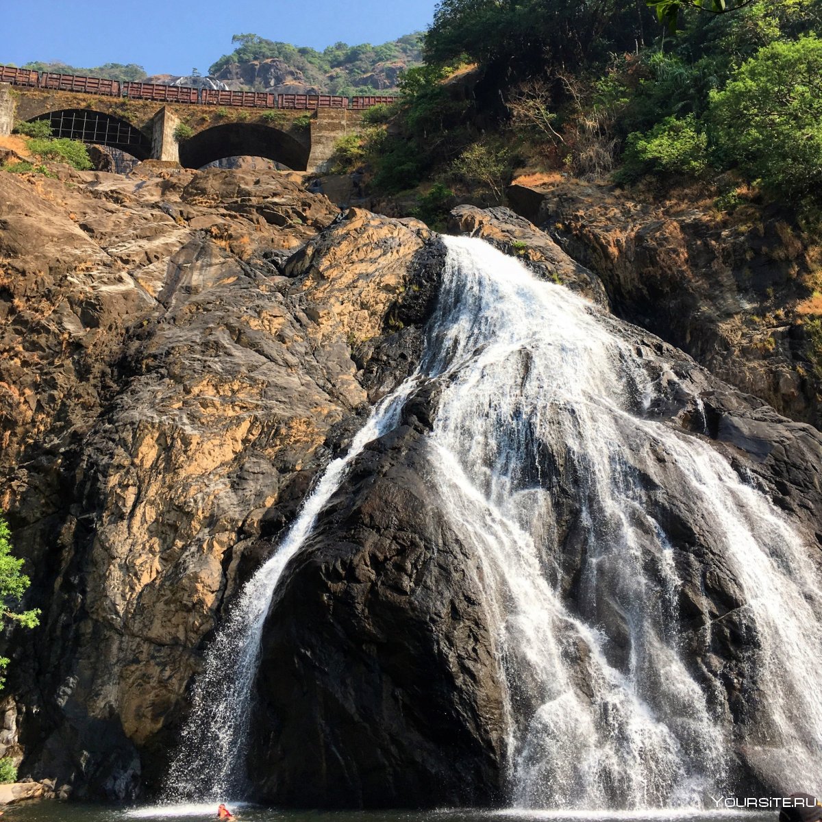 Водопад Дудхсагар (Dudhsagar Falls)