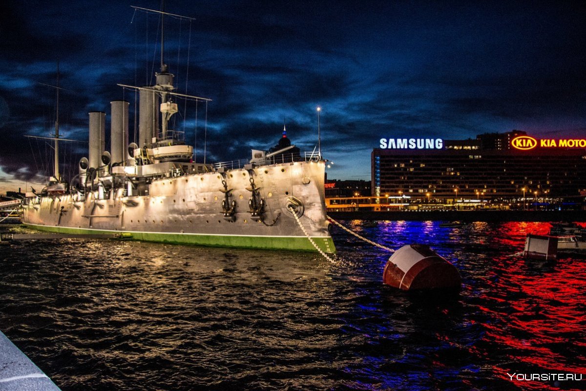 Крейсер Аврора в Санкт-Петербурге ночью