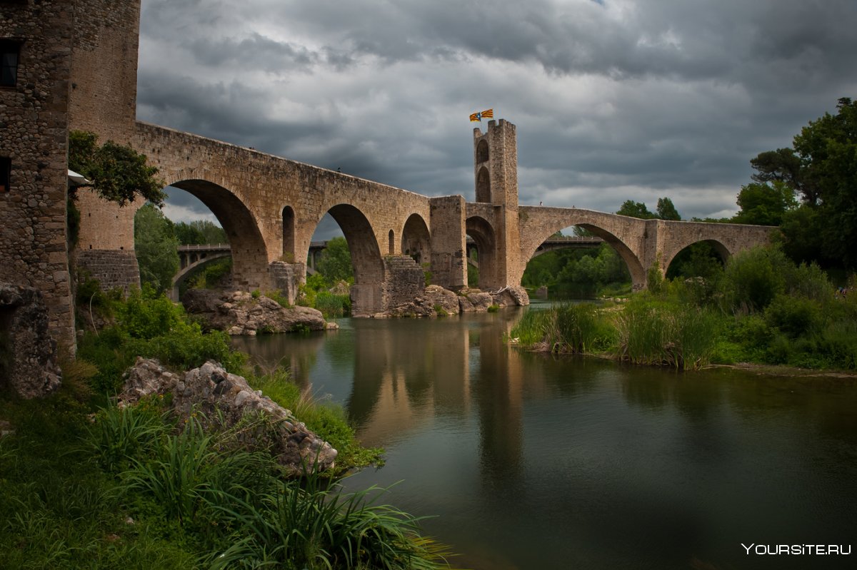 Древний мост - акведук в Испании