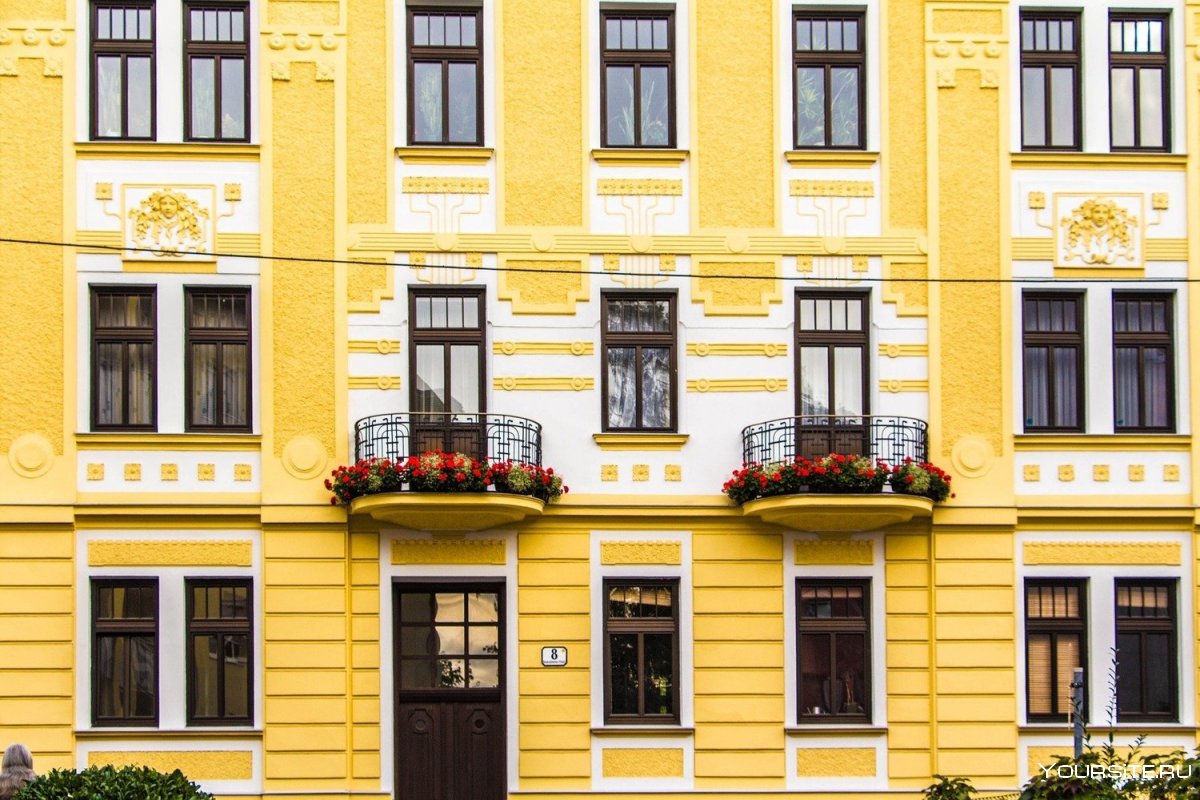 Фасад желтого здания