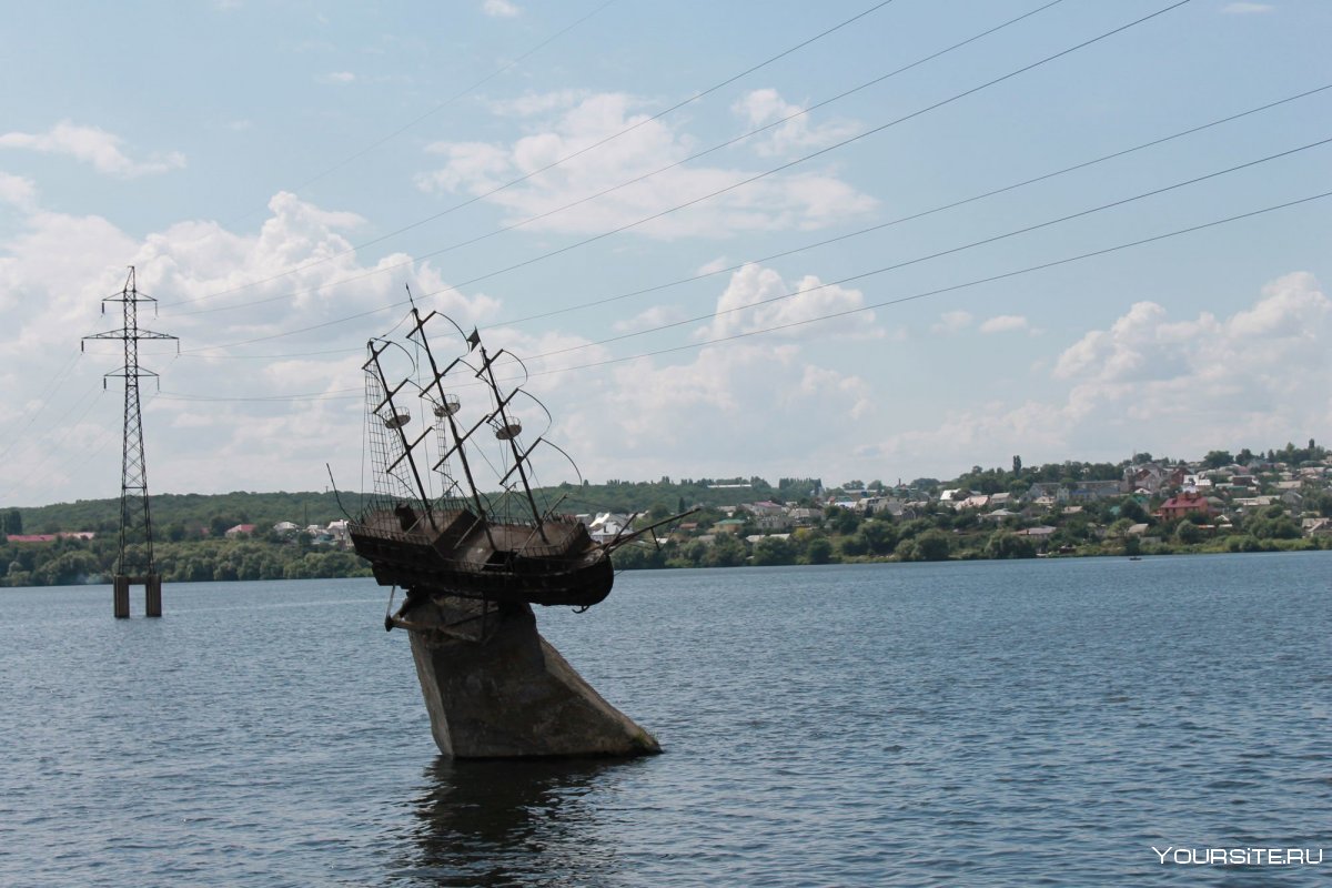 Памятник кораблю Меркурий в Воронеже в Воронеже