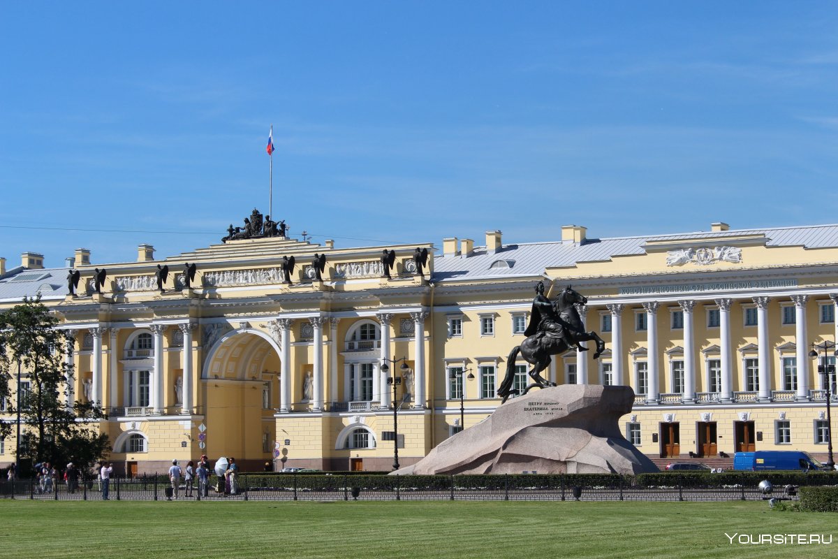 Площадь Декабристов в Санкт-Петербурге