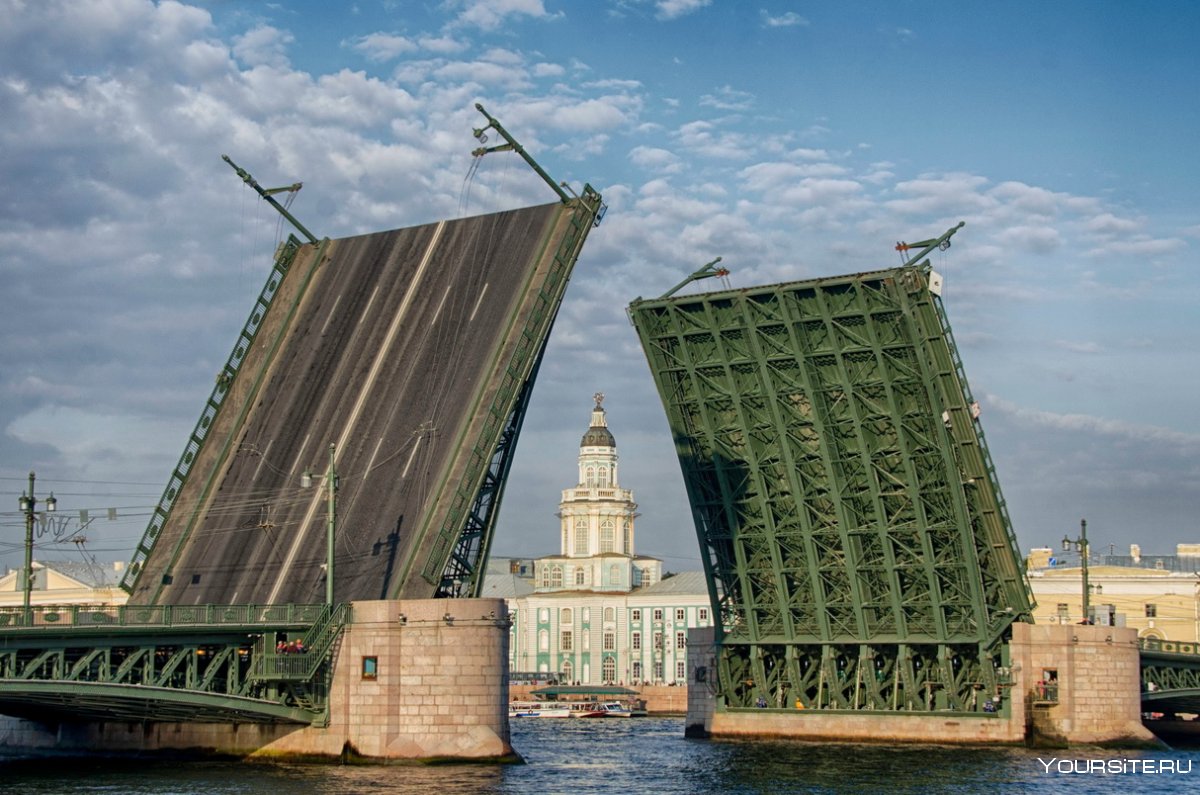 Дворцовый мост в Санкт-Петербурге лето