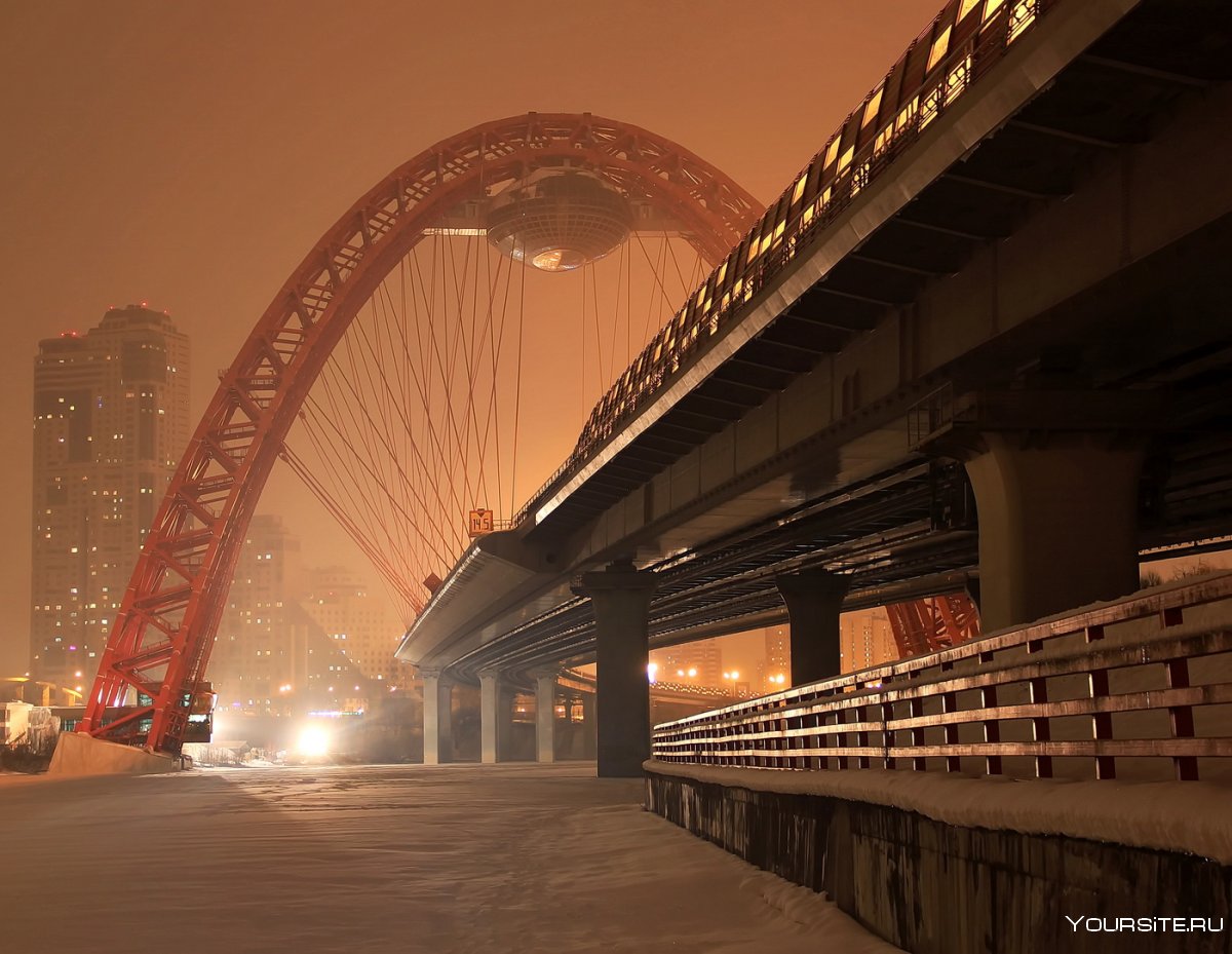 Живописный мост в Москве ночью