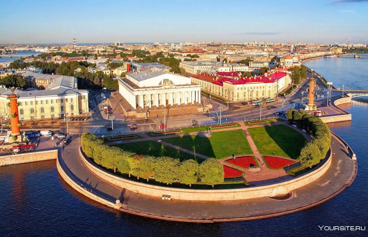 Ростральная колонна на Васильевском острове в Санкт-Петербурге