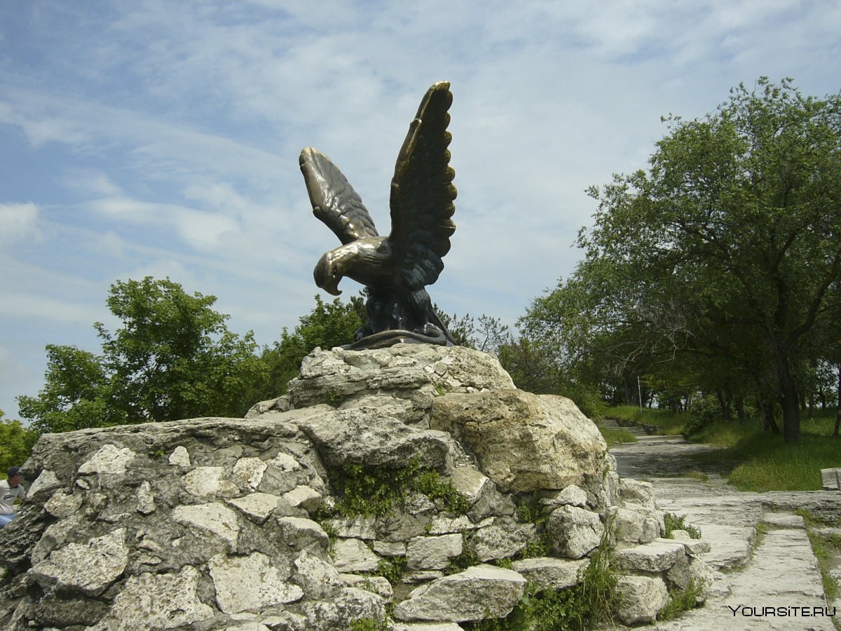 Орел на горе Машук в Пятигорске