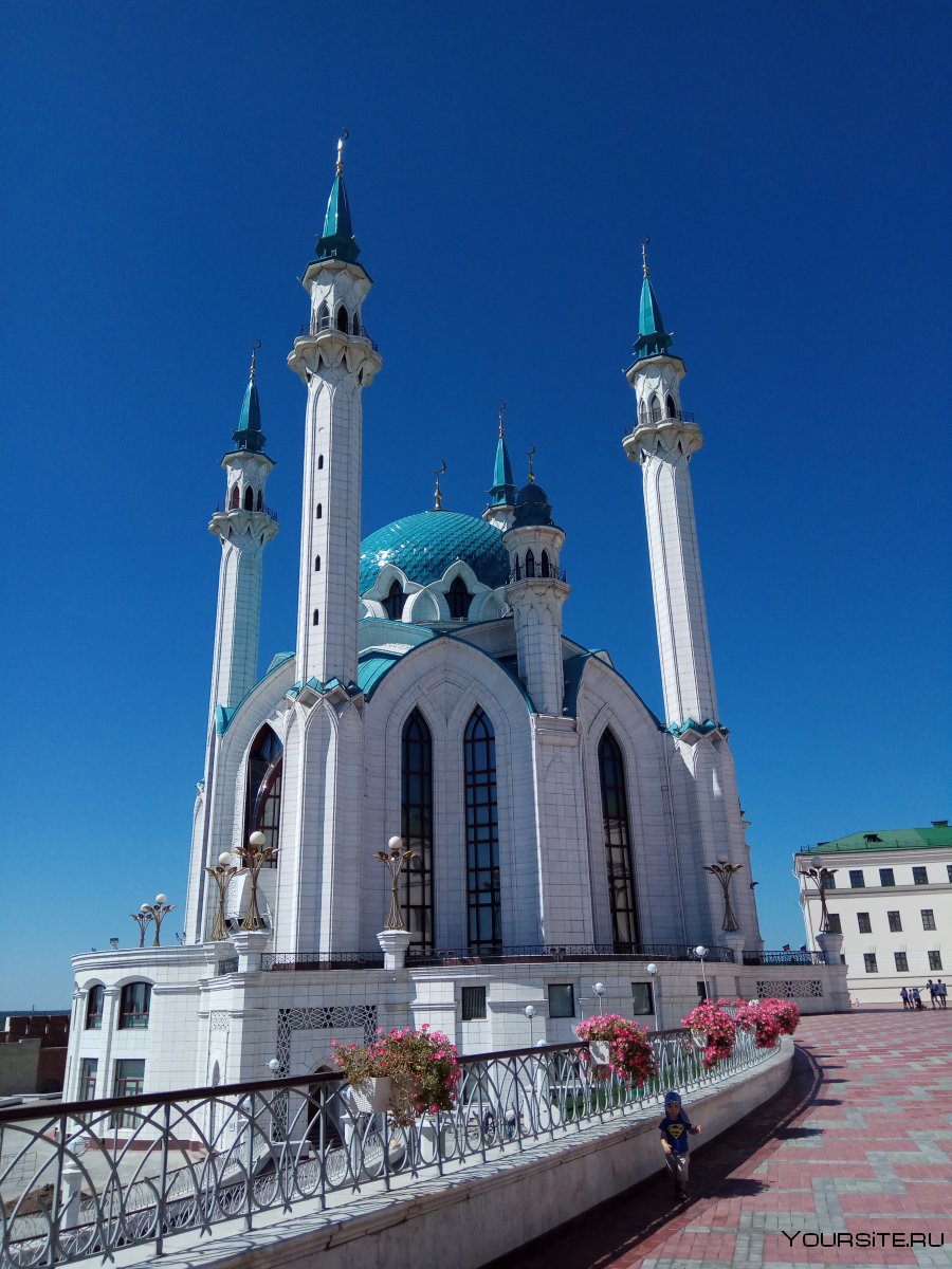 Церковь и мечеть в одном здании в Казани