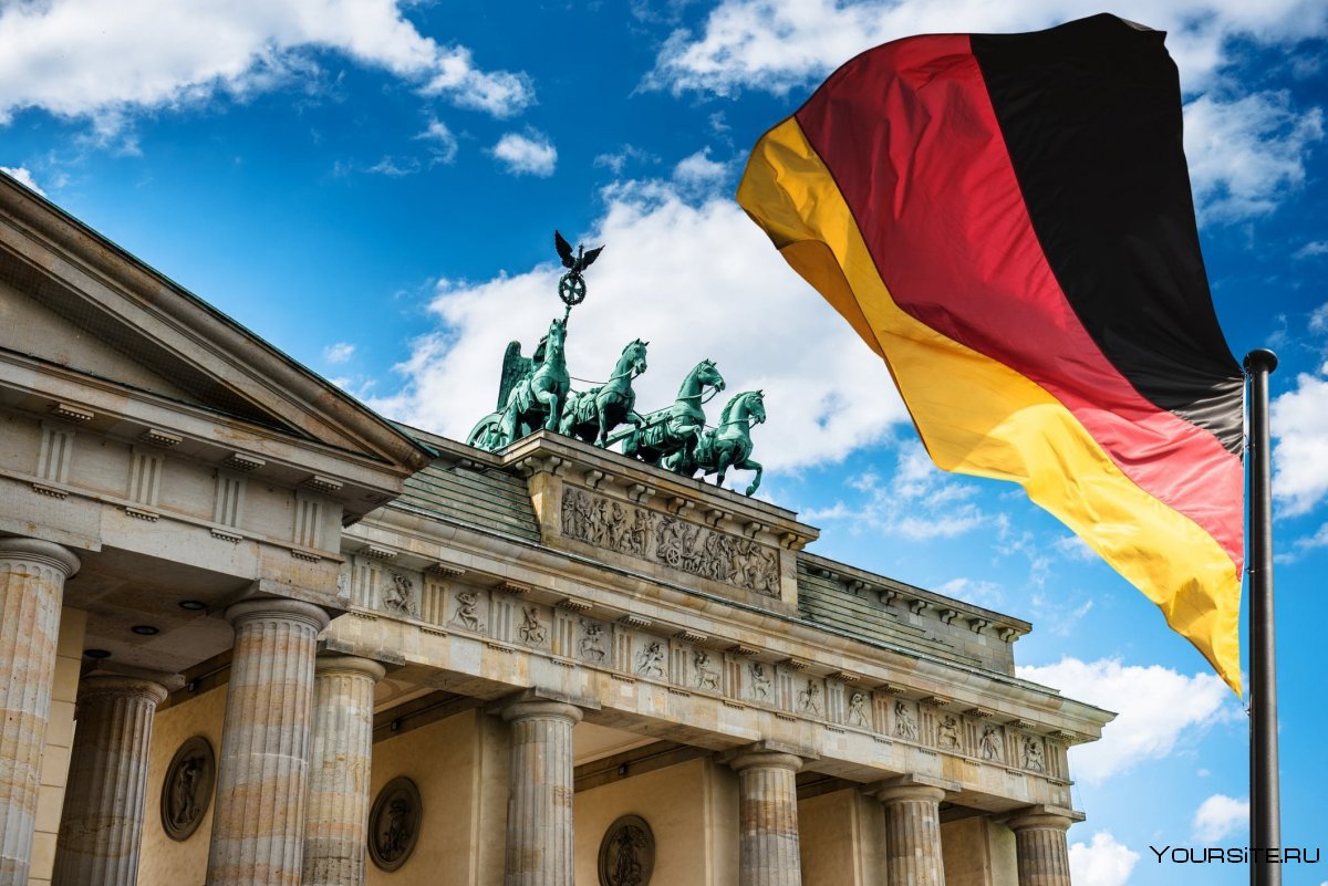 Рейхстаг с флагом Германии
