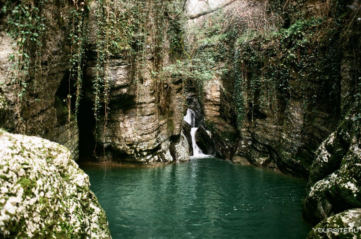 Агурские водопады средний