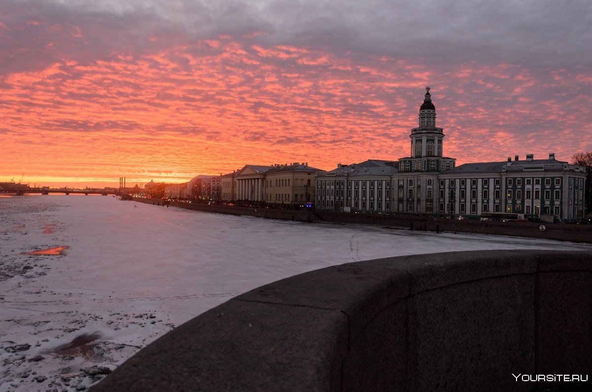 Набережная Невы и зимний в Санкт-Петербурге