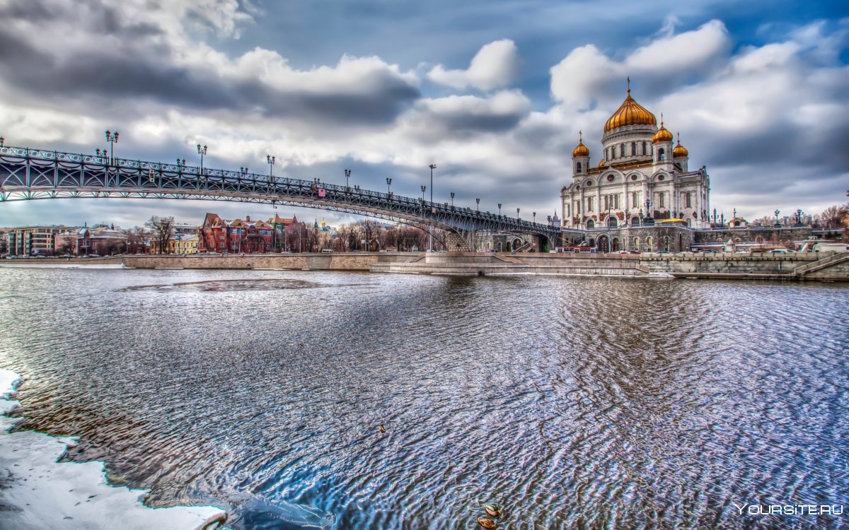 Красивый храм Христа Спасителя в Москве