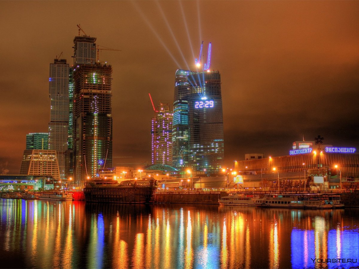 Москва Сити с реки ночью