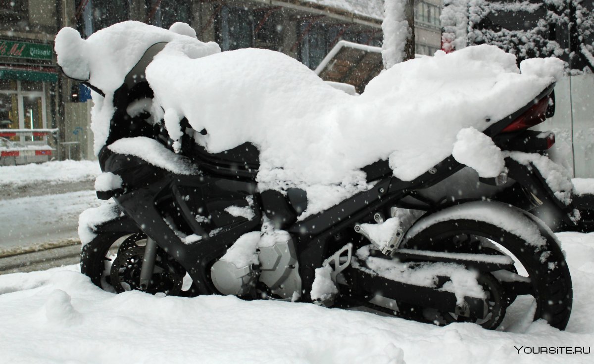 Мотоцикл на улице зимой