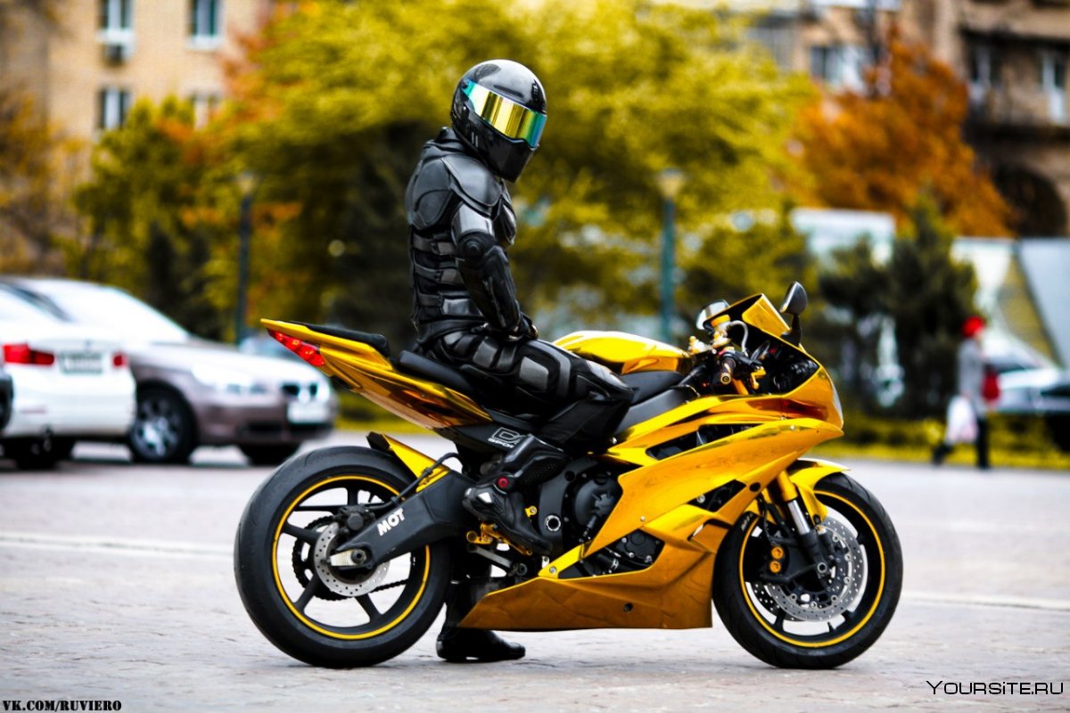Желтый мотоцикл скорость