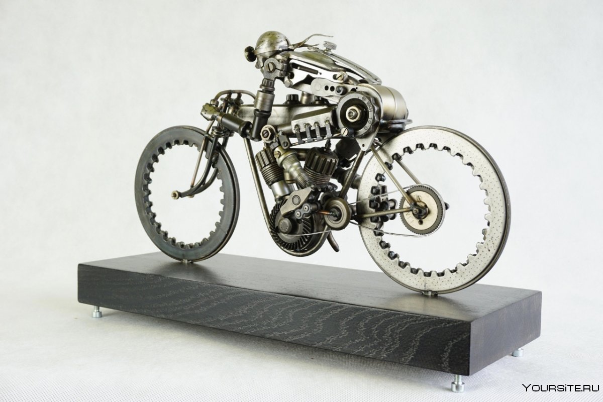 Мотоцикл из рулей статуя