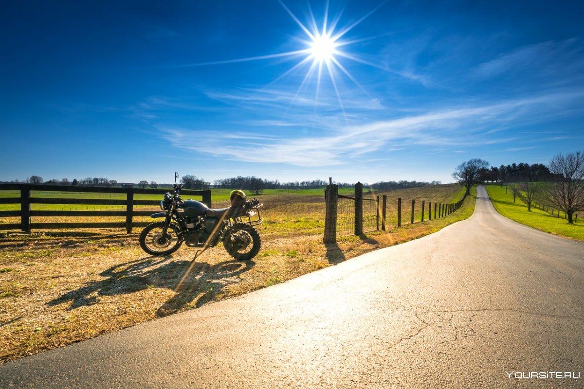 Мотоциклист в поле