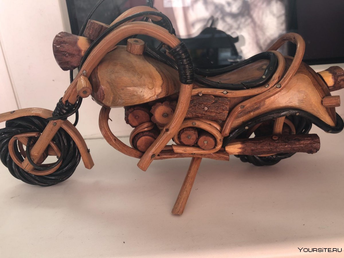 Мотоцикл из дерева сувенир