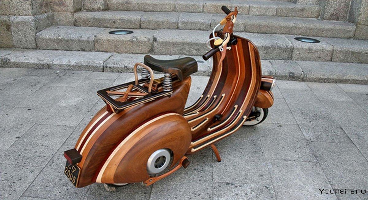 Мотоцикл с деревянной отделкой