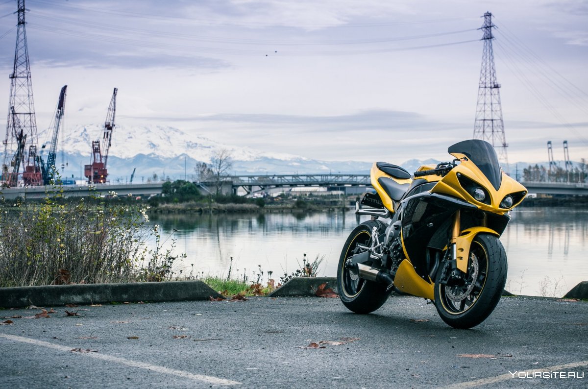 Мотоцикл Ямаха р1 желтый