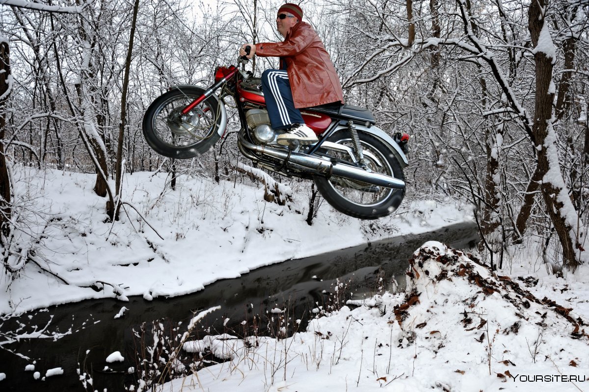 Мотоцикл в снегу