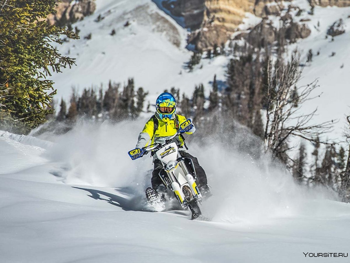 Кроссовый мотоцикл по снегу