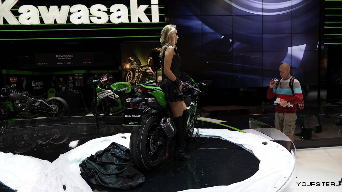 Kawasaki на фон с девушкой