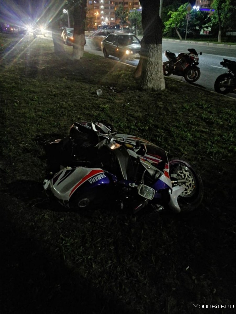 Разбитый гоночный мотоцикл