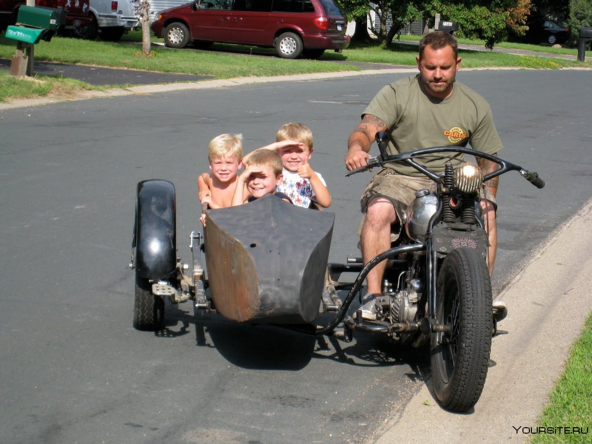 Дети на мотоцикле с коляской