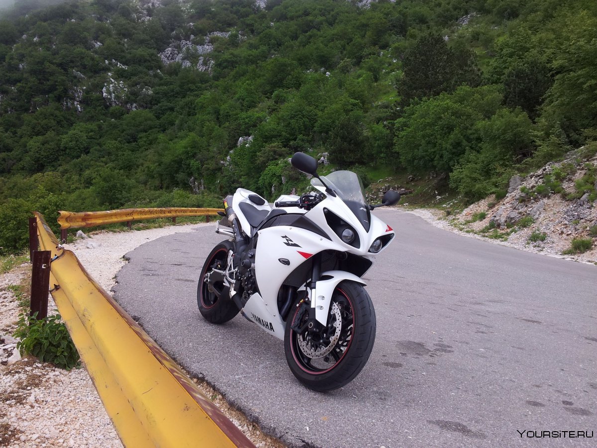 Белый спортбайк Yamaha YZF r1