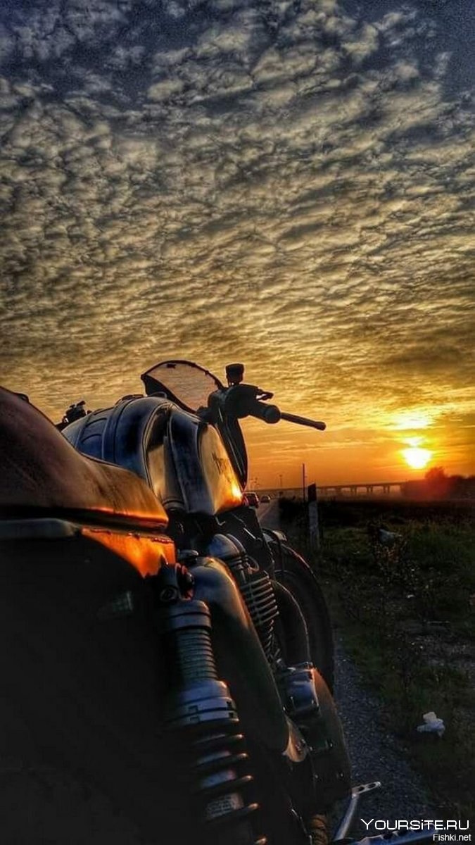 Мотоцикл на фоне заката