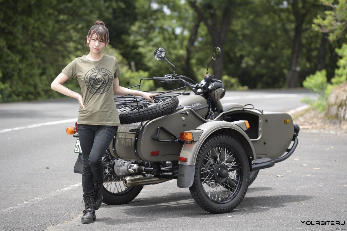 Девушка на мотоцикле Урал с коляской