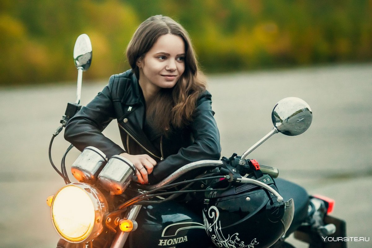 Девочка на мотоцикле