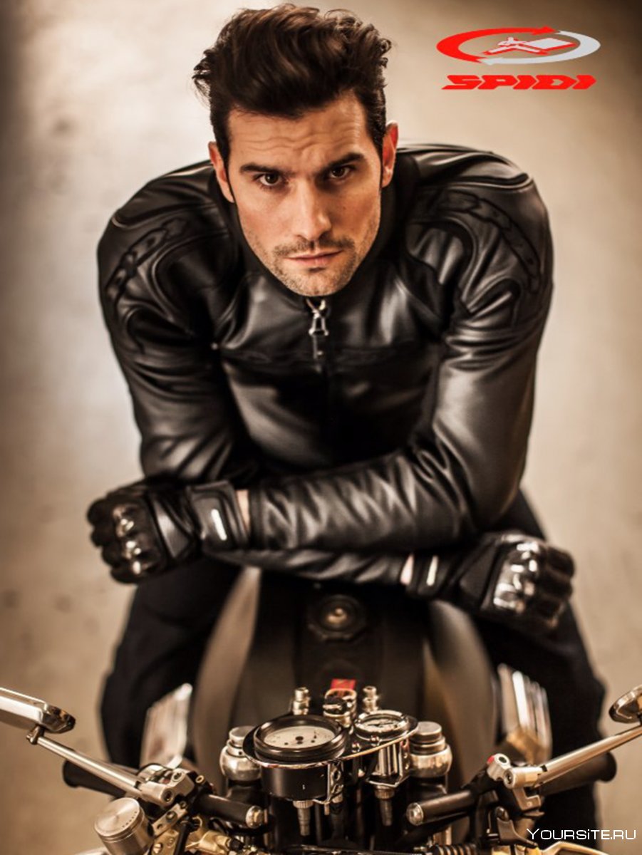 Мужчина в кожаной куртке на мотоцикле